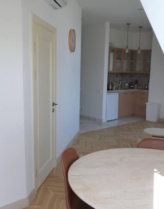 Luxury Apartment With A Balcony And View In Riga Old Town エクステリア 写真