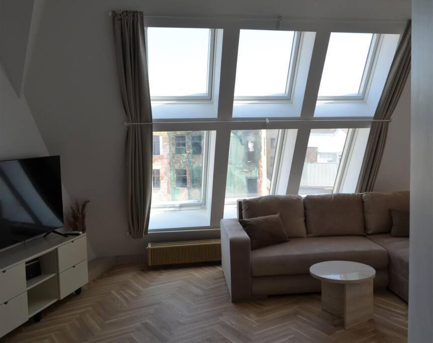 Luxury Apartment With A Balcony And View In Riga Old Town エクステリア 写真