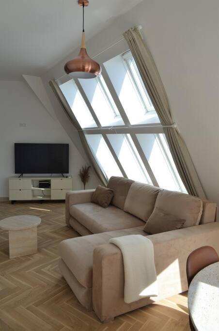 Luxury Apartment With A Balcony And View In Riga Old Town エクステリア 写真