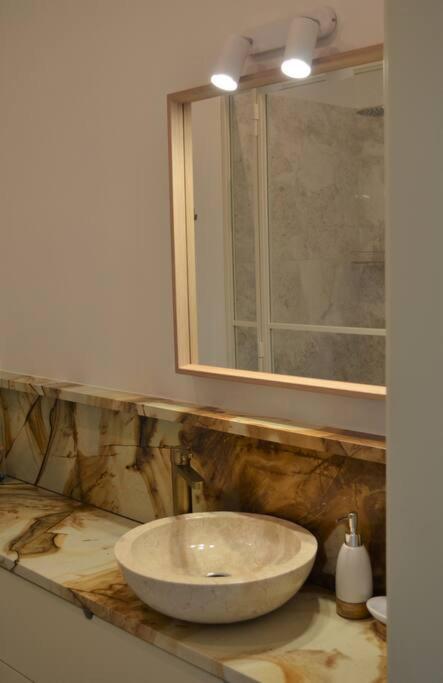 Luxury Apartment With A Balcony And View In Riga Old Town エクステリア 写真