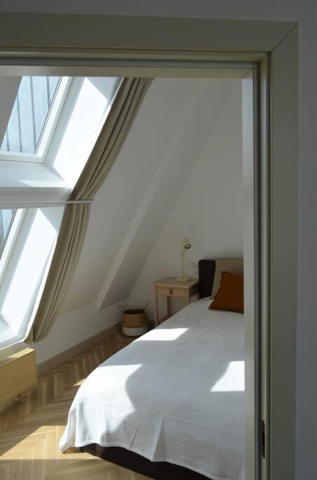 Luxury Apartment With A Balcony And View In Riga Old Town エクステリア 写真